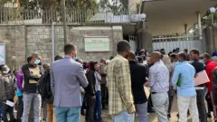በኤምባሲው ደጃፍ የተሰለፉ ሰዎች