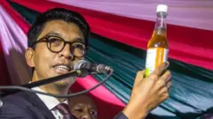 Perezida Rajoelina avuga ko yari azi neza ko uwo muti utazemerwa na OMS