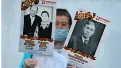 женщина с плакатами