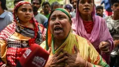 সম্পত্তি বিনাশের পর বিলাপ করছেন জাহাঙ্গীরপুরীর এই বাসিন্দা।