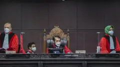 Ketua Majelis Hakim Mahkamah Konstitusi (MK) Anwar Usman (tengah) beserta Hakim Konstitusi Aswanto (kiri) dan Enny Nurbaningsih (kanan).