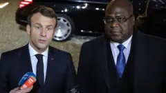 Perezida Macron w'Ubufaransa (ibumoso) na Perezida Tshisekedi wa DR Congo