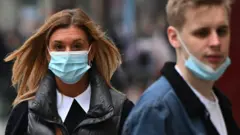 Коронавирусга қарши вакцина олганларда олмаганларга қараганда Ковид билан боғлиқ ҳолатлар, касалхонага ётқизиш ва ўлим ҳолатлари камроқ бўлганини кузатишимиз мумкин