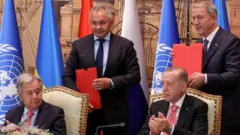 الأمين العام للأمم المتحدة أنطونيو غوتيريش ووزير الدفاع الروسي سيرغي شويغو والرئيس التركي رجب طيب أردوغان ووزير الدفاع التركي خلوصي أكار يحضرون مراسم التوقيع في اسطنبول، تركيا في 22 يوليو/تموز