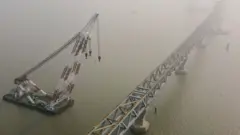 পদ্মা সেতু নির্মাণ কাজ চলছে।