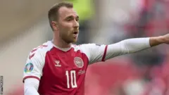 Christian Eriksen yaguye mu kibuga hasigaye iminota mike ngo igice ca mbere Danemark Vs Finland kirangire mu rukino rwo ku wa 12/06/2021