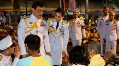 ในหลวงและพระราชินีพบประชาชน