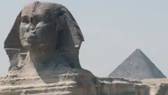أبو الهول وأحد أهرامات الجيزة