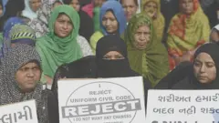 ভারতের সংখ্যাগরিষ্ঠ হিন্দু ও প্রধান সংখ্যালঘু মুসলিম - উভয় জনগোষ্ঠীই এর তীব্র বিরোধিতা করে আসছেন।