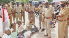 विरोध प्रदर्शन करते दुकानदार