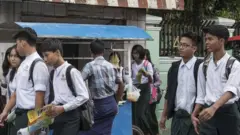 အခုသင်ရိုးသစ် မှာ မယ်ခွေ ကဗျာကိုထည့်တာ ဟာ မယ်ခွေ ကဗျာကို အခုစနစ်ဟောင်း ရှစ်တန်းလွဲချော်ခဲ့တဲ့ သူတွေ အတွက် ပြန်သင် နိုင်ဖို့လည်းရည်ရွယ်တယ်