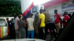 Abantu barimo gushaka igitoro kuri stasiyo mu Burundi