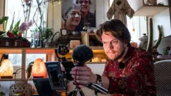 Stijn Mertens prepares a vlog on sustainable housing