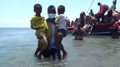 Raia wakitoroka vita kwa kutumia njia ya majini Msumbiji