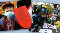 Діти на акції протесту білоруської опозиції у Київі (ліворуч) і Мінську (праворуч) у листопаді 2020