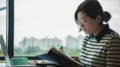 Reler e grifar textos, deixar estudos para a véspera da prova ou estudar em meio a distrações acabam desperdiçando esforço e desmotivando estudantes.