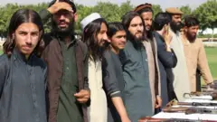 چارواکي وایي، داعش وسله والو پورې اړوند ښځې او ماشومان یې د افغاني دود له مخې رسنیو ته ونه ښودل.