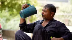 toplotni talas covek se poliva vodom