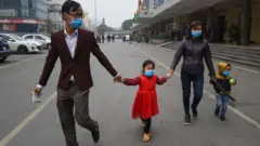 Việc cho trẻ đi học hay tiếp tục nghỉ vẫn gây tranh cãi