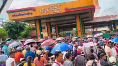 ရှမ်းပြည်နယ် မြို့တစ်မြို့ ကဆီဆိုင် ရှေ့က လူအုပ်ကြီး