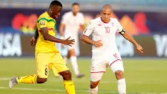 Les deux hommes du match, le malien Diadie Samassekou (à gauche ) et l'attaquant tunisien Wahbi Khazri