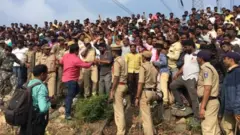 என்கவுன்டர் இடத்தில் குழுமியுள்ள மக்கள்