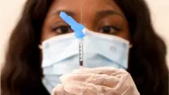 Una enfermera con la vacuna de Johnson & Johnson