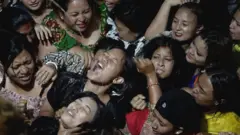 श्वेत भैरवको मुखबाट प्रसादस्वरुप जाँड खाँदै महिलाहरू।