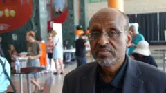 Maxamuud Xaaji Aadan waa asaasaha hayadda u adeegta jaaliyadda Soomaaliya ee Ottawa