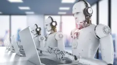 ሮቦቶች ላፕቶፕ ሲጠቀሙ