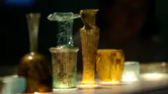 الأوعية الزجاجية القديمة المحفوظة حديثا والتي تضررت أثناء انفجار ميناء بيروت عام 2020