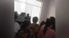 抖音上流傳的視頻顯示，大門後面的居民要求出門