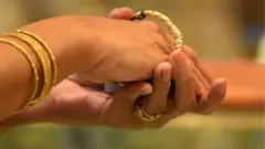 కోవిడ్ కారణంగా బ్యాంకుల్లో బంగారం తాకట్టు పెట్టే వారి సంఖ్య పెరిగింది