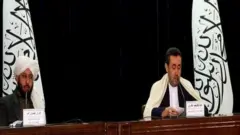 ښاغلی نظري (ښي اړخ ته) وايي، د ګډوډۍ مخنیوي لپاره یې دا لیک استولی دی