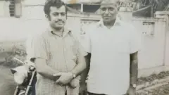 श्रीनिवासन र उनको मोटरसाइकल किन्ने साथी।