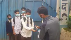 बाजुराको मालिका माबिले विद्यार्थीहरूको ज्वरो नापेरमात्रै विद्यार्थीलाई प्रवेश गर्न दिने नियम राखेको छ