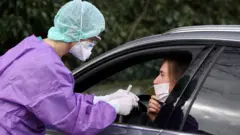 Чтобы минимизировать риск передачи инфекции, в некоторых клиниках тесты на коронавирус берут прямо на парковке