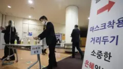 17일 오전 서울 여의도순복음교회에서 비대면 예배 준비 인원들이 대성전으로 들어가고 있다