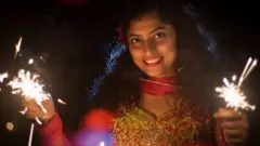 ફટાકડા ફોડતા મહિલા