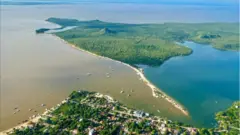Foto aérea da orla de rio