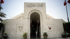 قطر تجلي بحرينيين عالقين في إيران، فكيف ردت البحرين؟