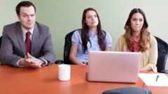 لماذا لا يستطيع بعض العمال الحديث عن رواتبهم؟