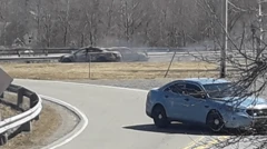 В социальных сетях появились фотографии сгоревших автомобилей на шоссе, где проходила операция по поимке нападавшего