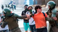 carabineros de Chile con manifestante.