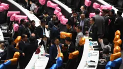 สมาชิกรัฐสภาในห้องประชุมสภา