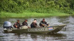Guardias de fronteras de Costa Rica en el río Colorado, que desemboca en el Caribe.