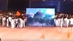 টুইটারে ছড়িয়ে পড়া ভিডিওতে দেখা যায় শিক্ষার্থীরা বাবরি মসজিদের বিশাল পোস্টারটি নামিয়ে নিচ্ছে।