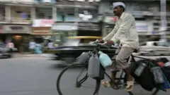 Trên đường phố đông đúc ở Mumbai, xe lửa và xe đạp là nhanh hơn ô tô và xe máy