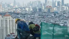 Kobaca dadka magaalada Jakarta ayaa waxa ay sababtay dhibaatooyin aanan la koobi karin oo ay ka mid tahay in qeyba ka mid ah magaaladu ay hoos u sii dagayso