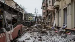Bâtiment résidentiel du centre-ville bombardé vers 11 heures par les forces armées russes à Kharkov, en Ukraine, le 14 mars 2022.